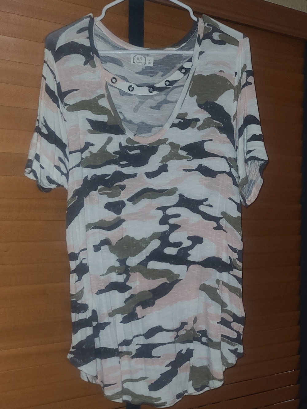 Short Sleeve Camo Scoop Neck Tee with Grommet Detail - Olive & Pink